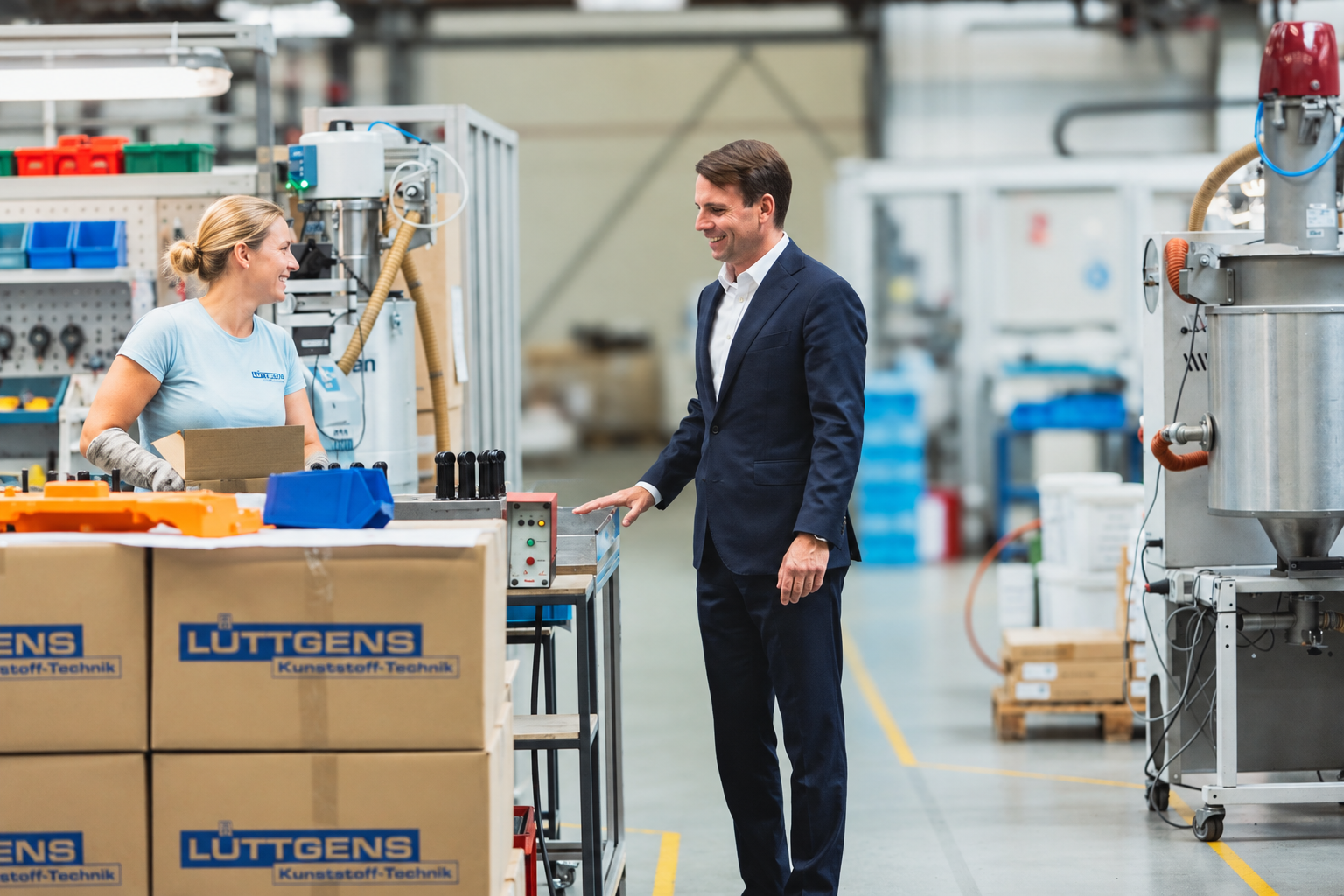 Dr. Richard Sobotta im Gespräch mit Mitarbeitern in der Produktion von Lüttgens.