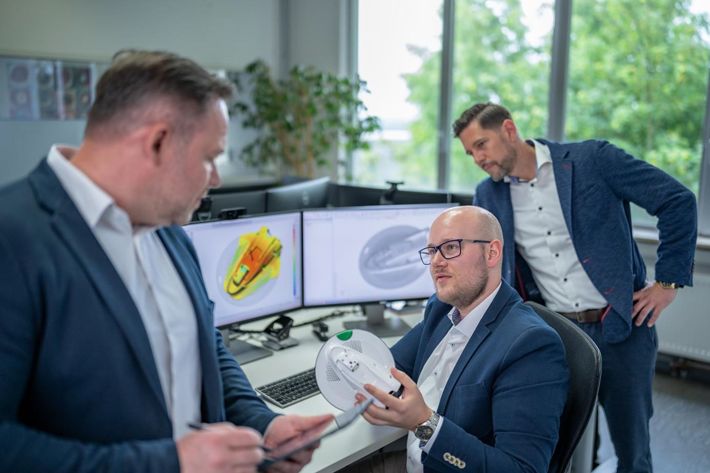 Lüttgens Mitarbeiter bei der technischen Abstimmung eines Kunststoffbauteils für die Serienproduktion